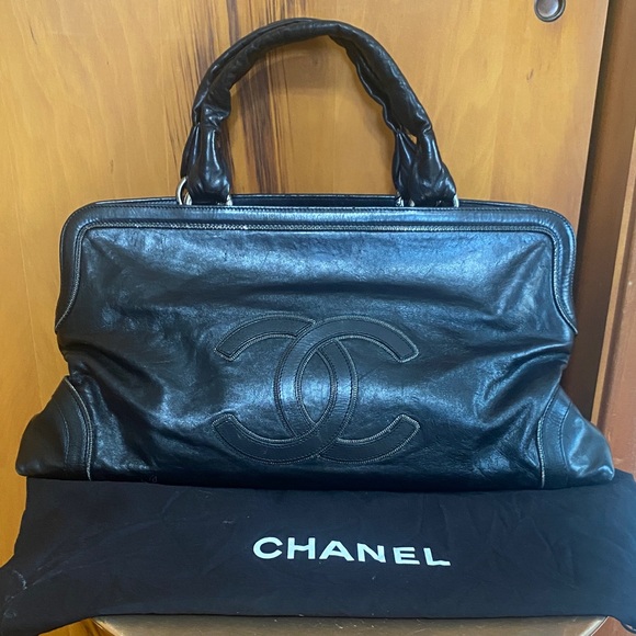 CHANEL Black Leather Bag East West Soho Logo w/ Dust Bag 18”x 10”x 5” w/ 6” Drop - Picture 1 of 11